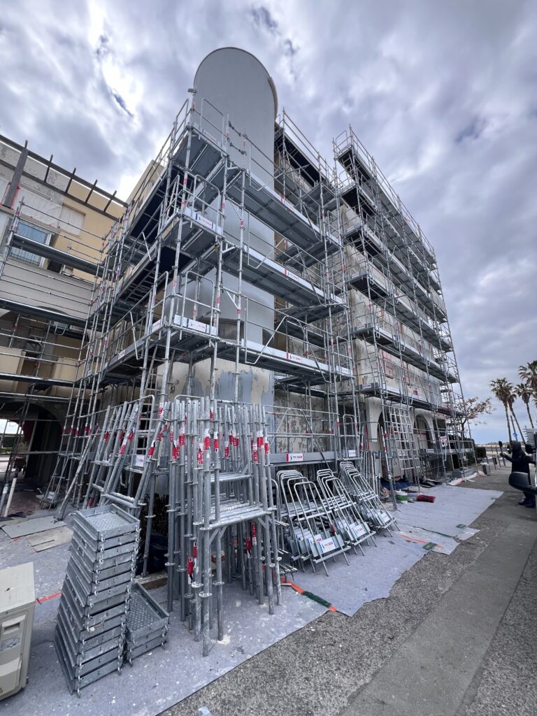 Photo pendant travaux Résidence Mer et Soleil avec les échafaudages