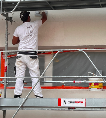 Travailleur Solares en pleine rénovation de façade