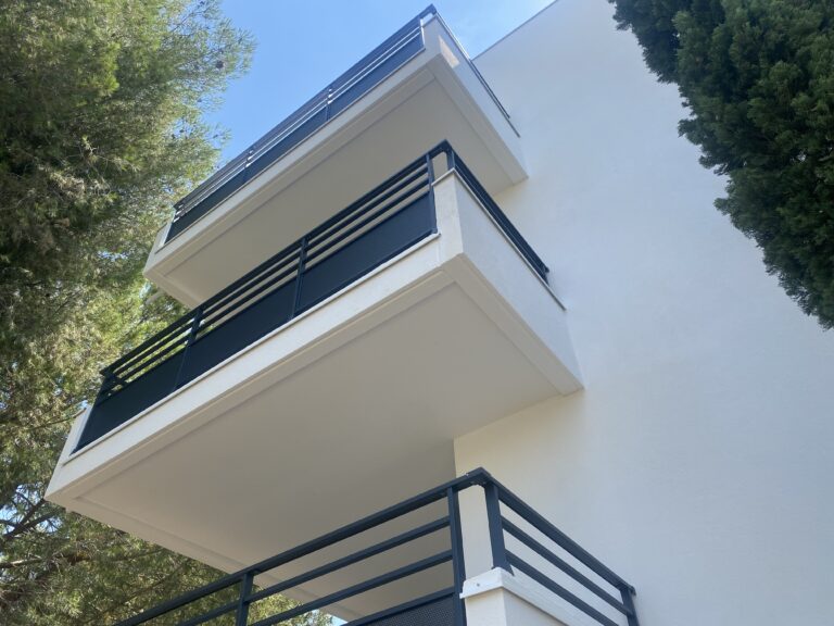 Peinture sous-face de balcon sur chantier à Montpellier