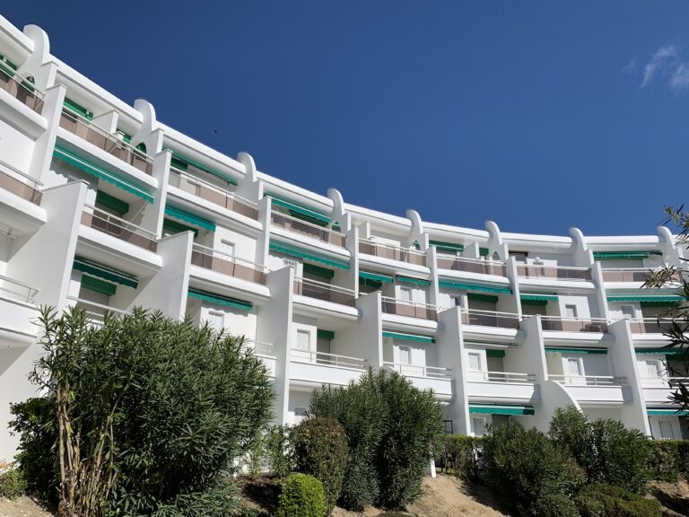 Photographie d'un ravalement de façade terminé sur La Grande Motte