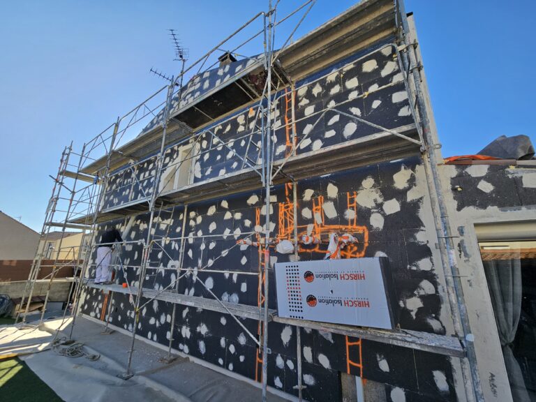 Villa échafaudée avec échafaudage rénovation façade