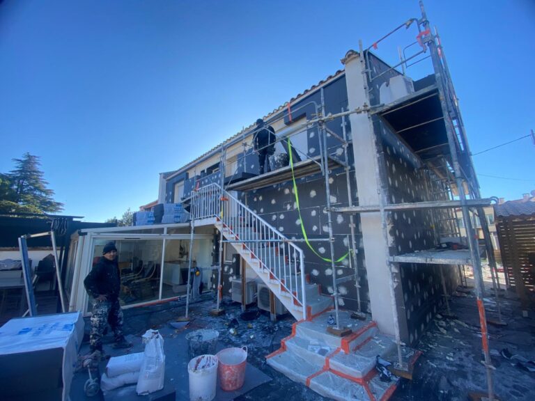 Villa en rénovation isolation extérieure façade énergétique en polystyrène graphité