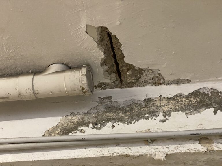 Fissure en façade suite à l'éclatement du béton