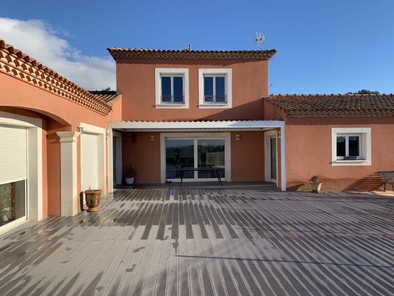 Maison façade colorée rénovée proche de Sète. Client satisfait des travaux.