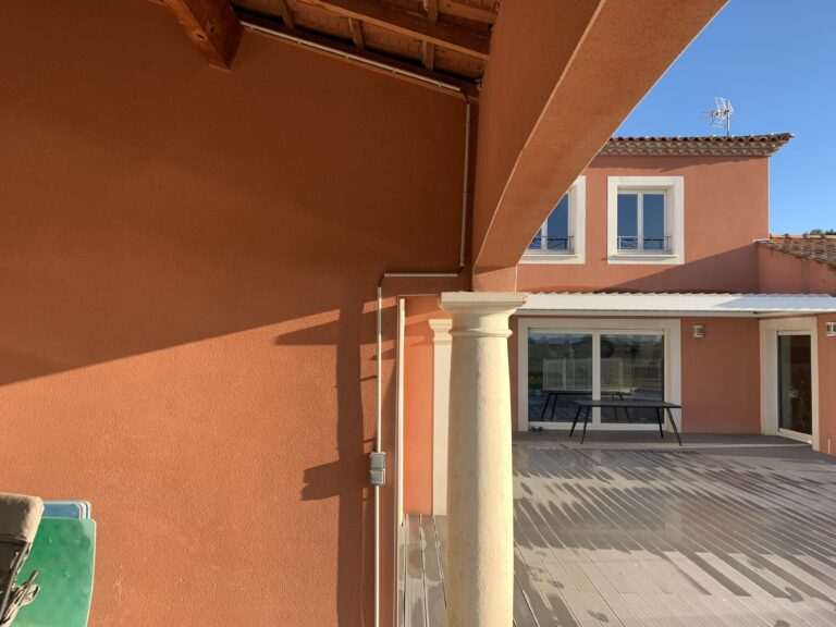Maison façade colorée rénovée proche de Sète