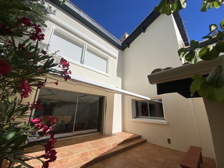 Villa contemporaine façade blanche rénovée à Saint-Jean-de-Védas