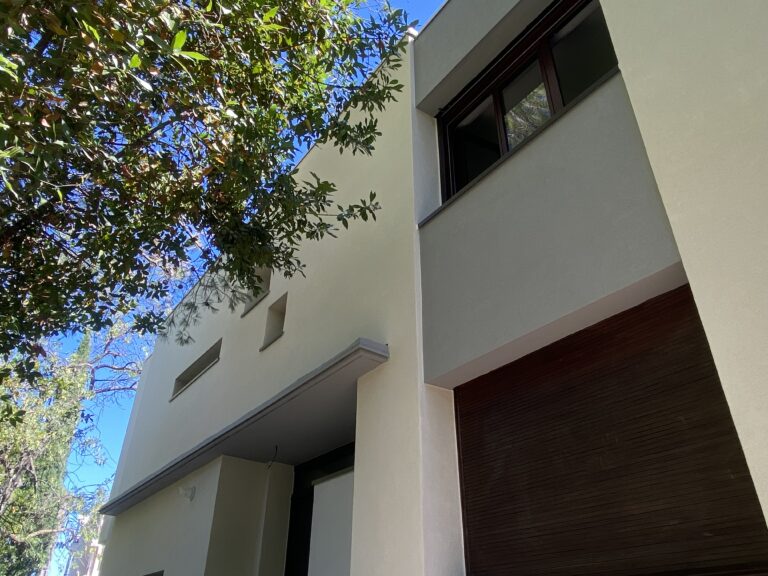 Façade maison des années 70 isolée par l'extérieur à Montpellier