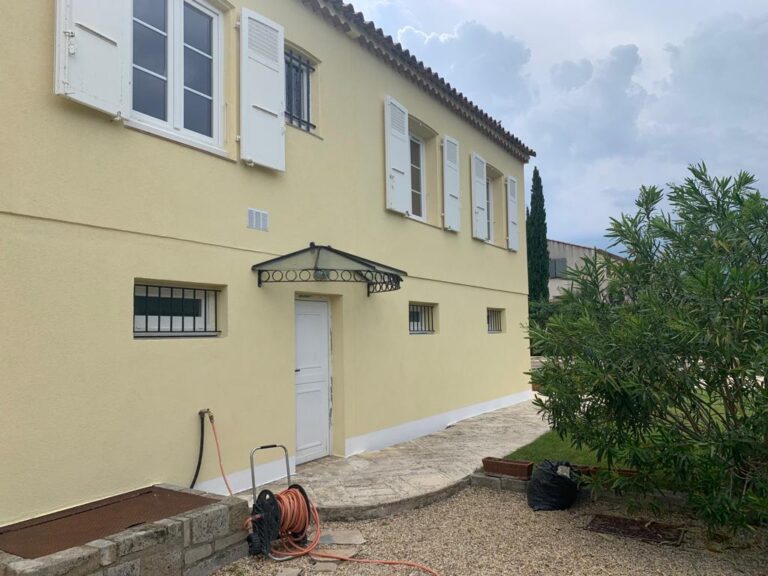 Villa façade rénovée avec teinte claire