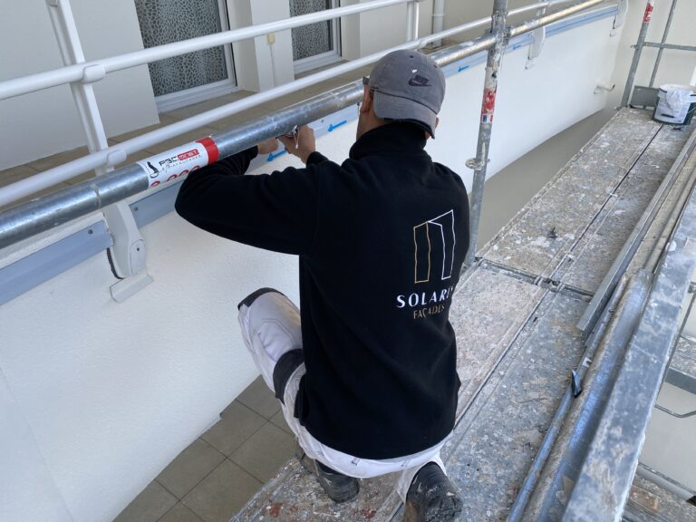 Ouvrier réalisant les finitions aluminium