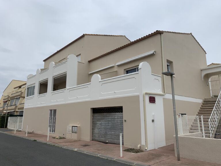 Maison façade beige clair rénovée à Carnon