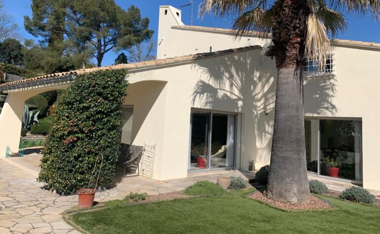 Villa façade rénovée avec finition durable