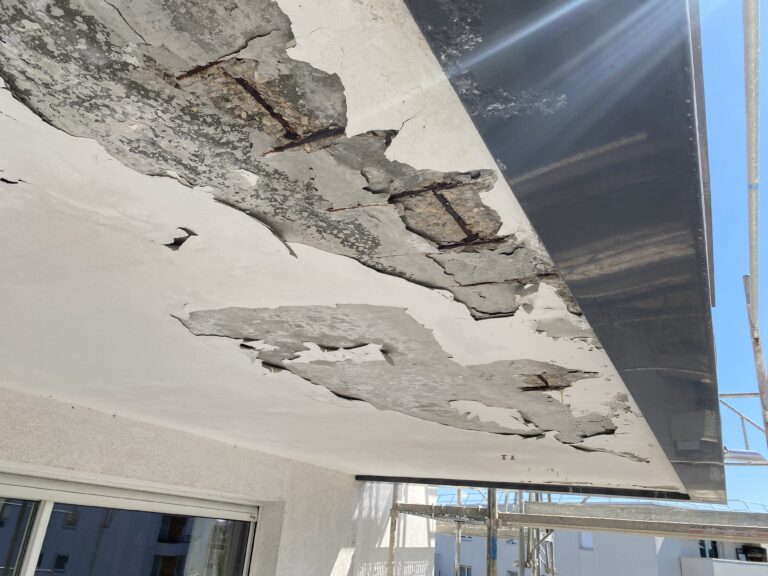 Décollement d'un revêtement en sous-face de balcon