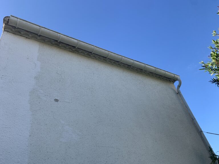 Micro-fissures en façade sur un pignon de villa