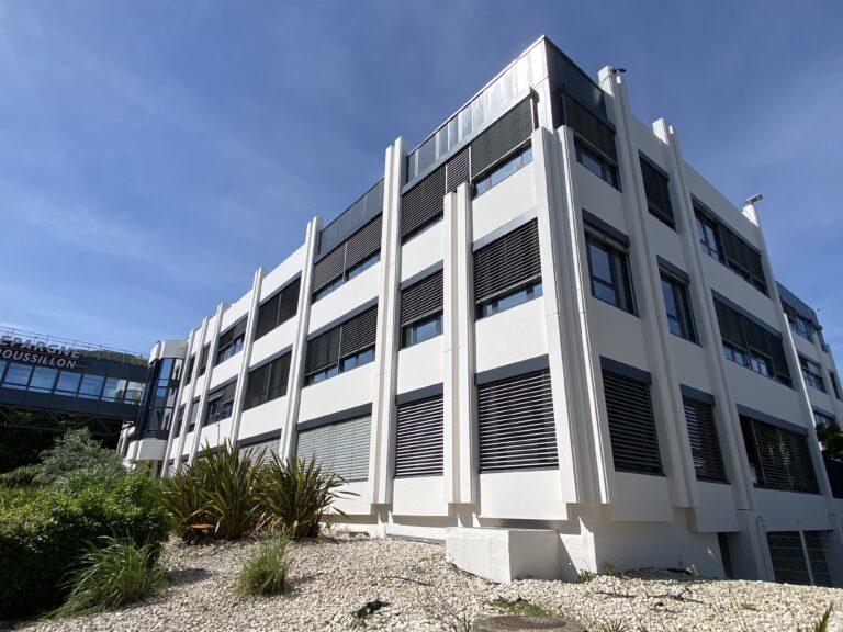Façade rénovée teinte claire pour ces bureaux