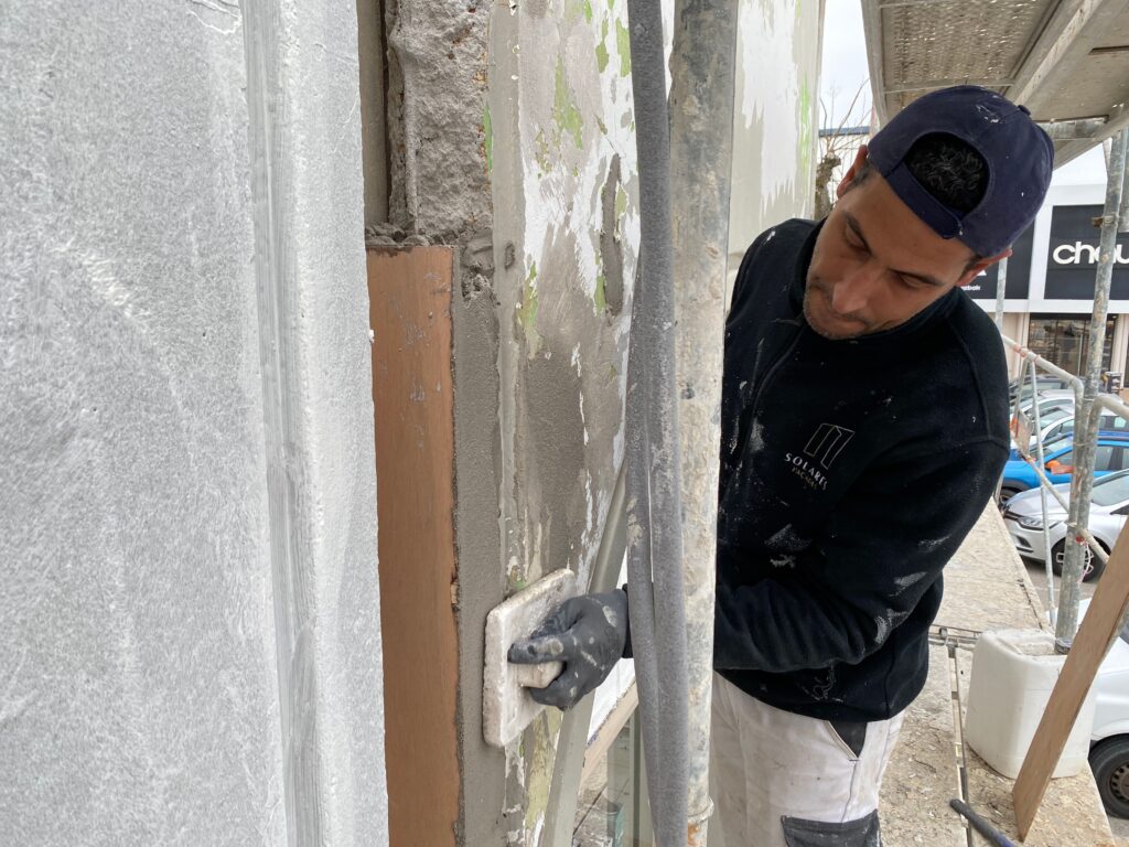 Réparation de façade en cours