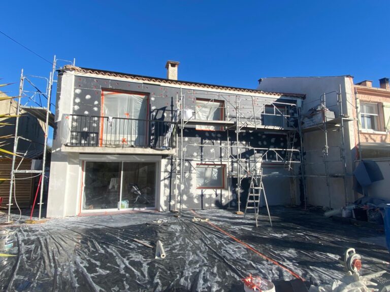 Villa en rénovation isolation extérieure façade énergétique durable