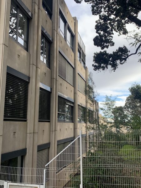 Façade terne d'un bâtiment de bureaux sur Montpellier