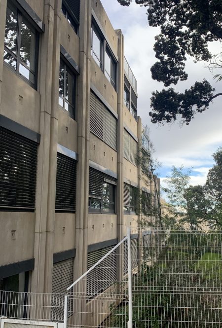 Façade terne d'un bâtiment de bureaux sur Montpellier
