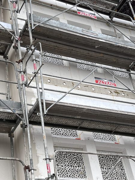 Photographie des travaux de la résidence la Galine avec les échafaudages