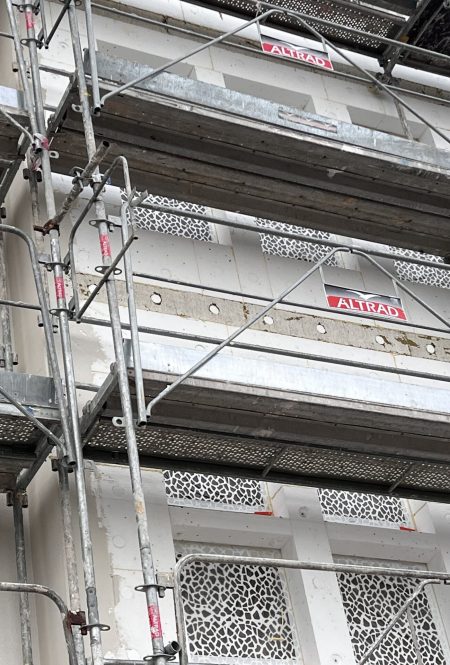 Photographie des travaux de la résidence la Galine avec les échafaudages