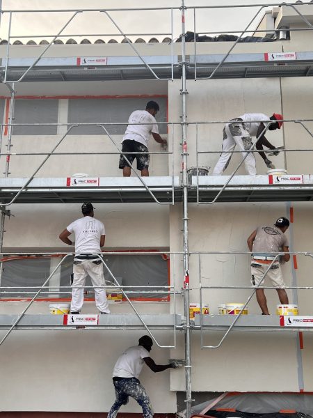 Photo travaux école Voltaire avec les travailleurs sur les échafaudages