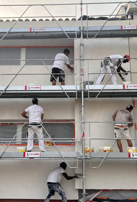 Photo travaux école Voltaire avec les travailleurs sur les échafaudages